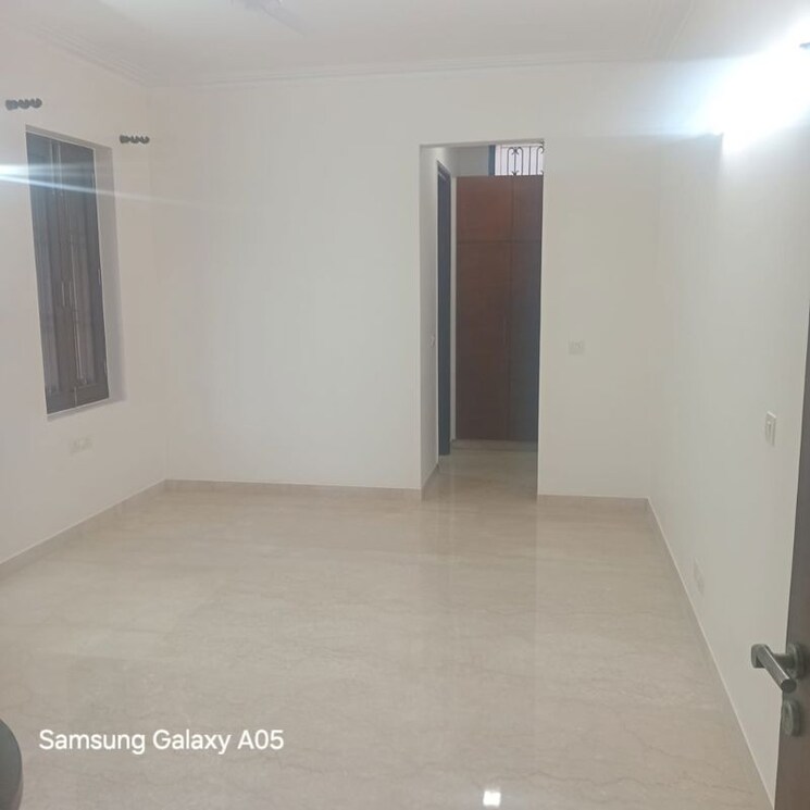 Room, hemkunt colony 3 Bedroom 272 Sq.Yd. Builder Floor In Hemkunt Colony Delhi 9737240