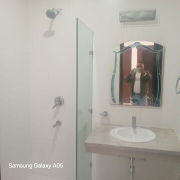 Furnished Amenities in 3 BHK Builder Floor at Hemkunt Colony – for Rent