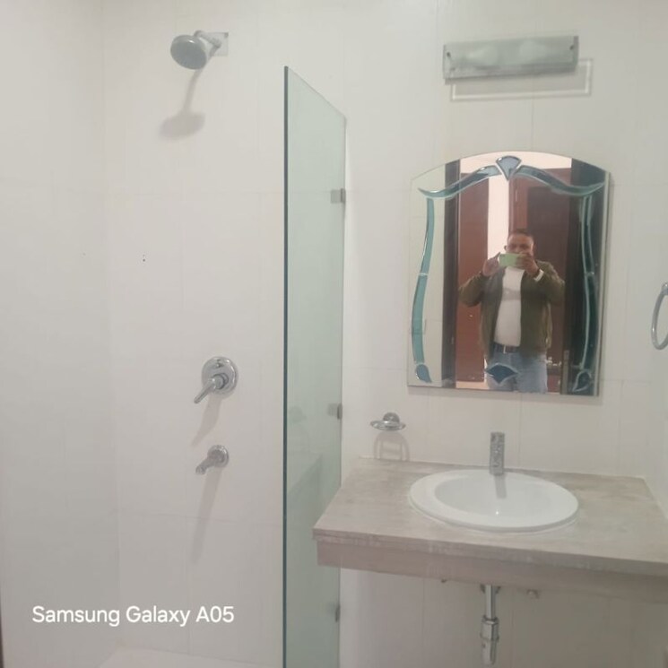 undefined, hemkunt colony 3 Bedroom 272 Sq.Yd. Builder Floor In Hemkunt Colony Delhi 9737240