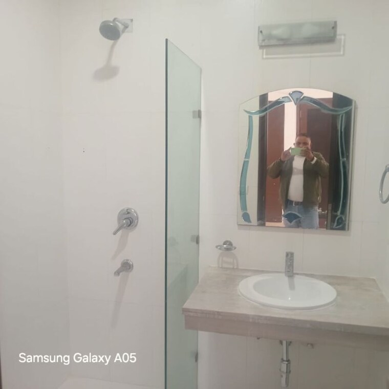 undefined, hemkunt colony 3 Bedroom 272 Sq.Yd. Builder Floor In Hemkunt Colony Delhi 9737240