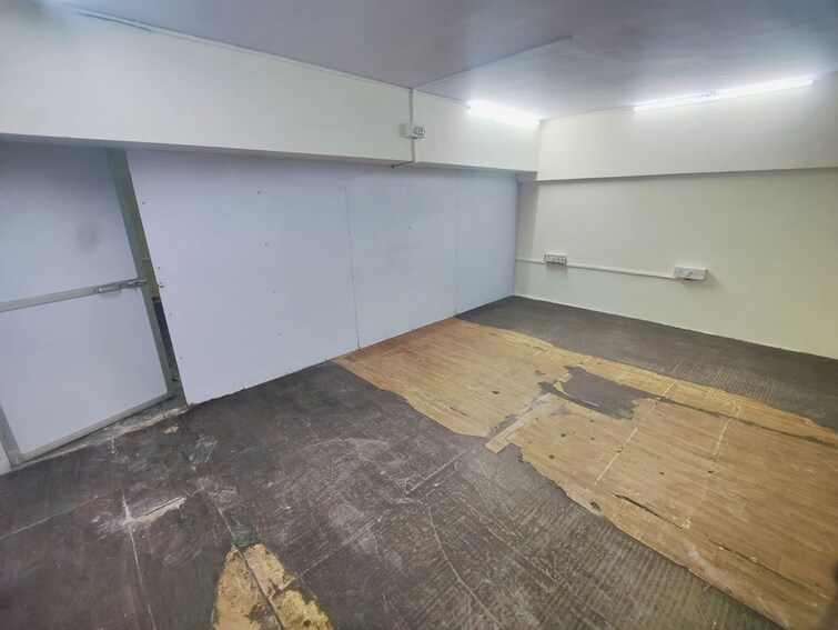 Room, malad west Commercial Office Space 700 Sq.Ft. In Malad West Mumbai 9737253