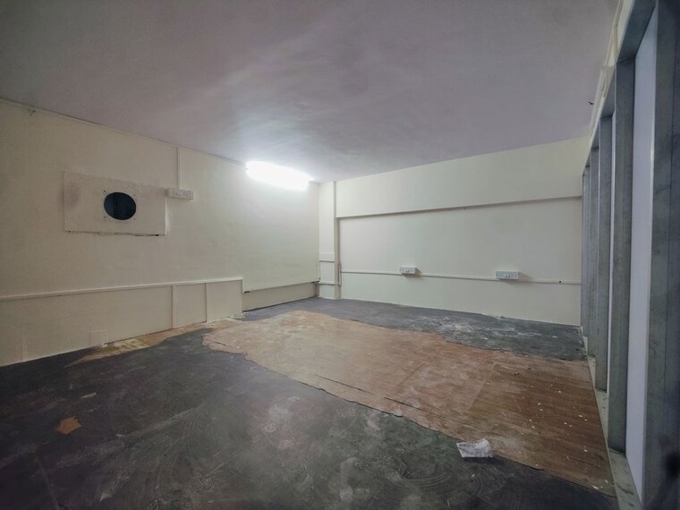 Room, malad west Commercial Office Space 700 Sq.Ft. In Malad West Mumbai 9737253