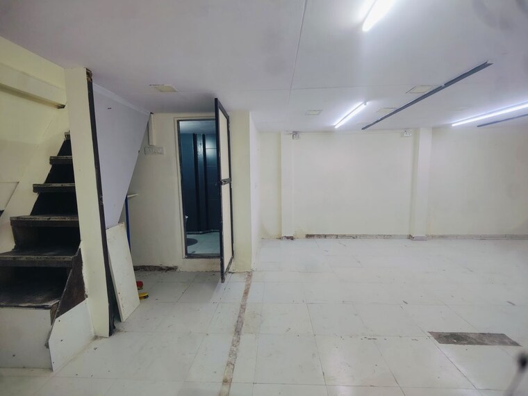 Room, malad west Commercial Office Space 700 Sq.Ft. In Malad West Mumbai 9737253