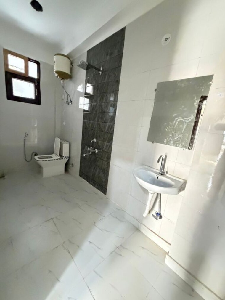 Bathroom, paryavaran complex 1 Bedroom 600 Sq.Ft. Builder Floor In Paryavaran Complex Delhi 9737306