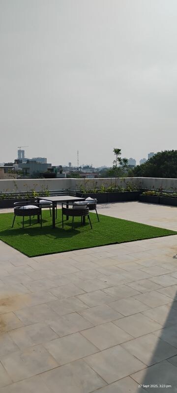 Parking in 5 BHK Builder Floor at DLF Royale Residences, Dlf Phase I – for Sale