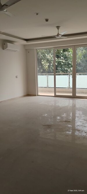 Room in 5 BHK Builder Floor at DLF Royale Residences, Dlf Phase I – for Sale