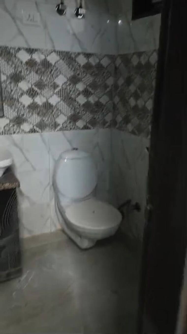 Bathroom, rohini sector 24 3 Bedroom 700 Sq.Ft. Builder Floor In Rohini Sector 24 Delhi 9737363