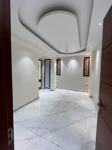 Room in 3 BHK Builder Floor at DLF Queens Court, Greater Kailash ii – for Rent