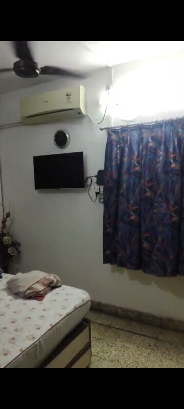 Bedroom in 1 BHK Apartment at Vile Parle East – for Rent