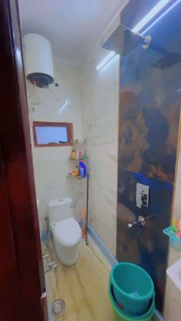 Bathroom, rohini sector 23 1.5 Bedroom 390 Sq.Ft. Builder Floor In Rohini Sector 23 Delhi 9737511