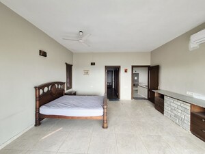 Room in 4 BHK Independent House at Banjara Hills – for Rent