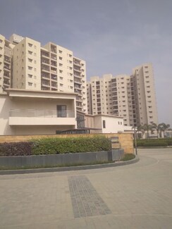 3.5 BHK + Servant Room Apartment For Rent in Century Breeze