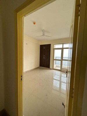 Room in 3 BHK Apartment at Gomti Nagar – for Rent
