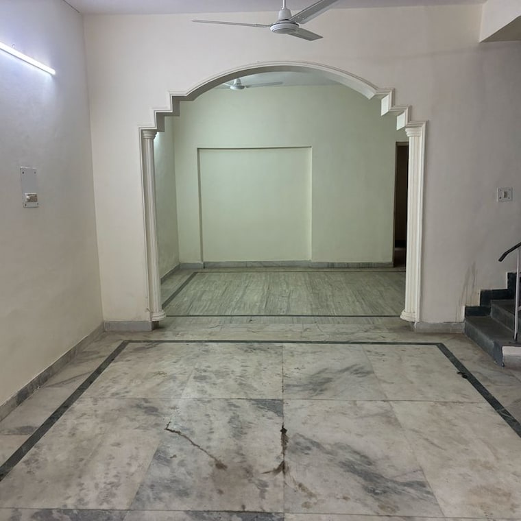 Room, rajat vihar 3.5 Bedroom 3000 Sq.Ft. Independent House In Rajat Vihar Noida 9737875