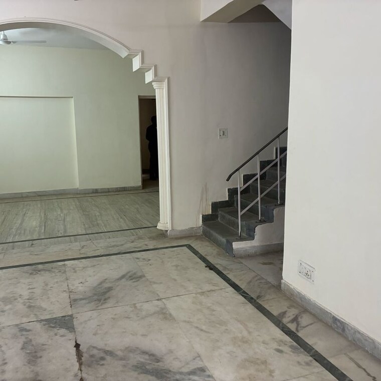 Room, rajat vihar 3.5 Bedroom 3000 Sq.Ft. Independent House In Rajat Vihar Noida 9737875