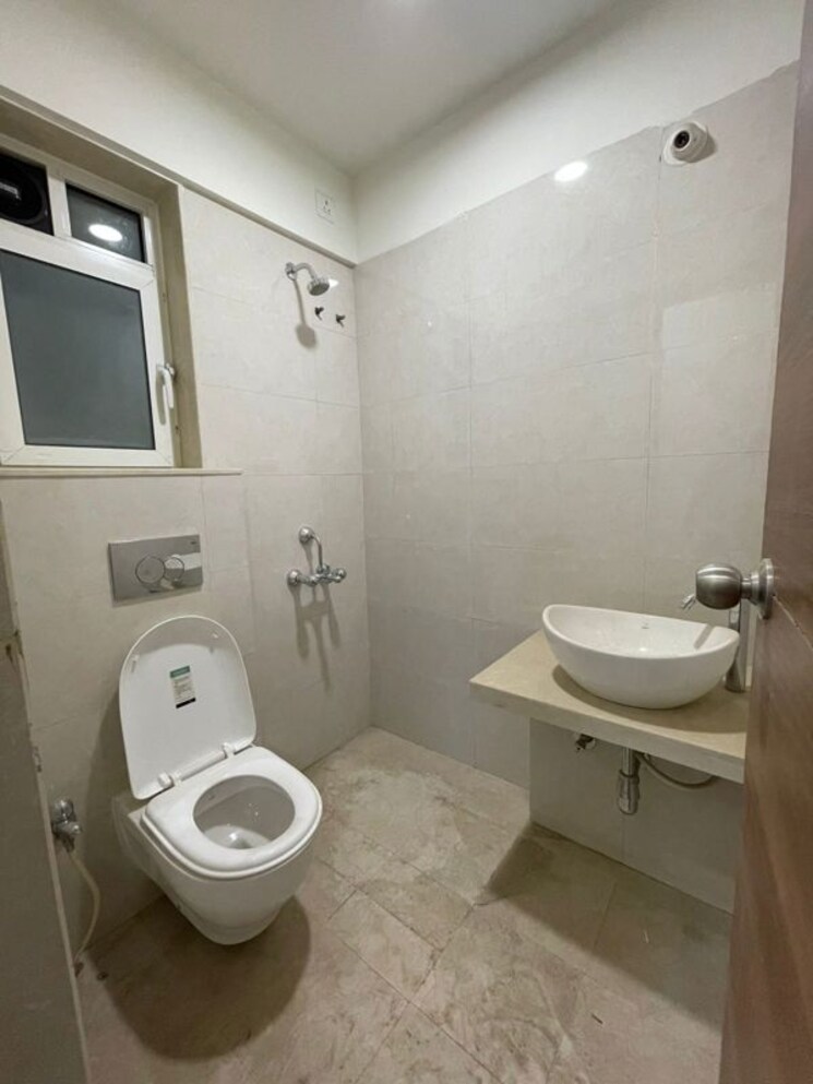 Bathroom, jp-eminence 2 Bedroom 750 Sq.Ft. Apartment In Andheri West Mumbai 9737876