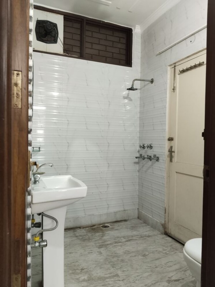 Bathroom, sector 37 3 Bedroom 3150 Sq.Ft. Builder Floor In Sector 37 Faridabad 9737922