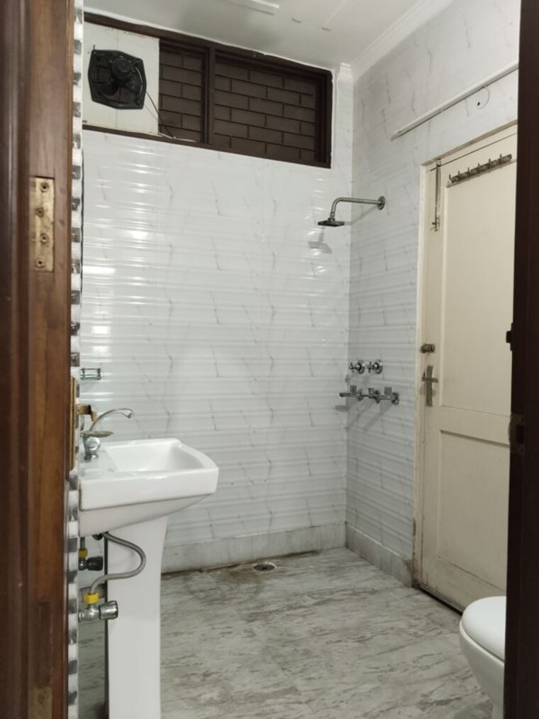 Bathroom, sector 37 3 Bedroom 3150 Sq.Ft. Builder Floor In Sector 37 Faridabad 9737922