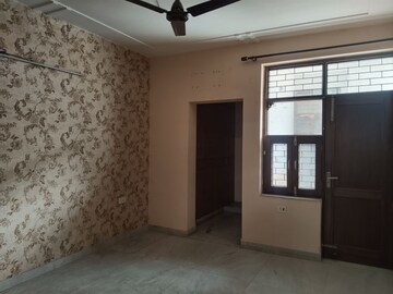 Room in 3 BHK Builder Floor at Sector 37 – for Rent
