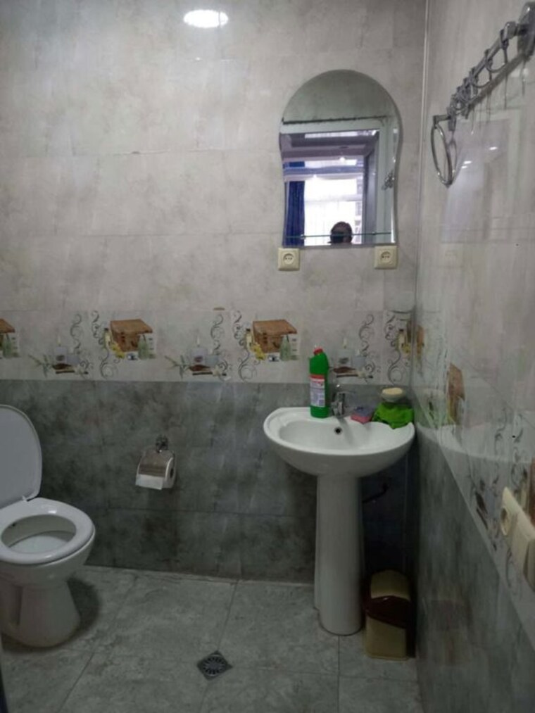 Bathroom, vasant kunj 3 Bedroom 1600 Sq.Ft. Builder Floor In Vasant Kunj Delhi 9738119