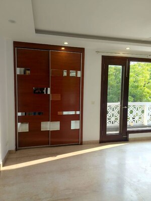 Room in 4 BHK Builder Floor at Safdarjung Development Area – for Rent