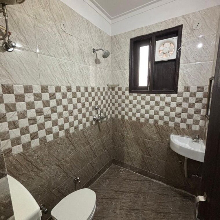 Bathroom, huda-staff-colony 2 Bedroom 160 Sq.Yd. Builder Floor In Durga Colony Gurgaon 9738612