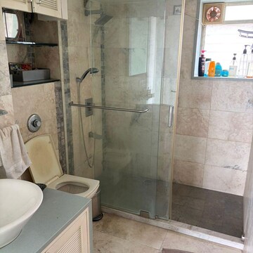 Bathroom in 4 BHK Apartment at Maker Tower, Cuffe Parade – for Rent