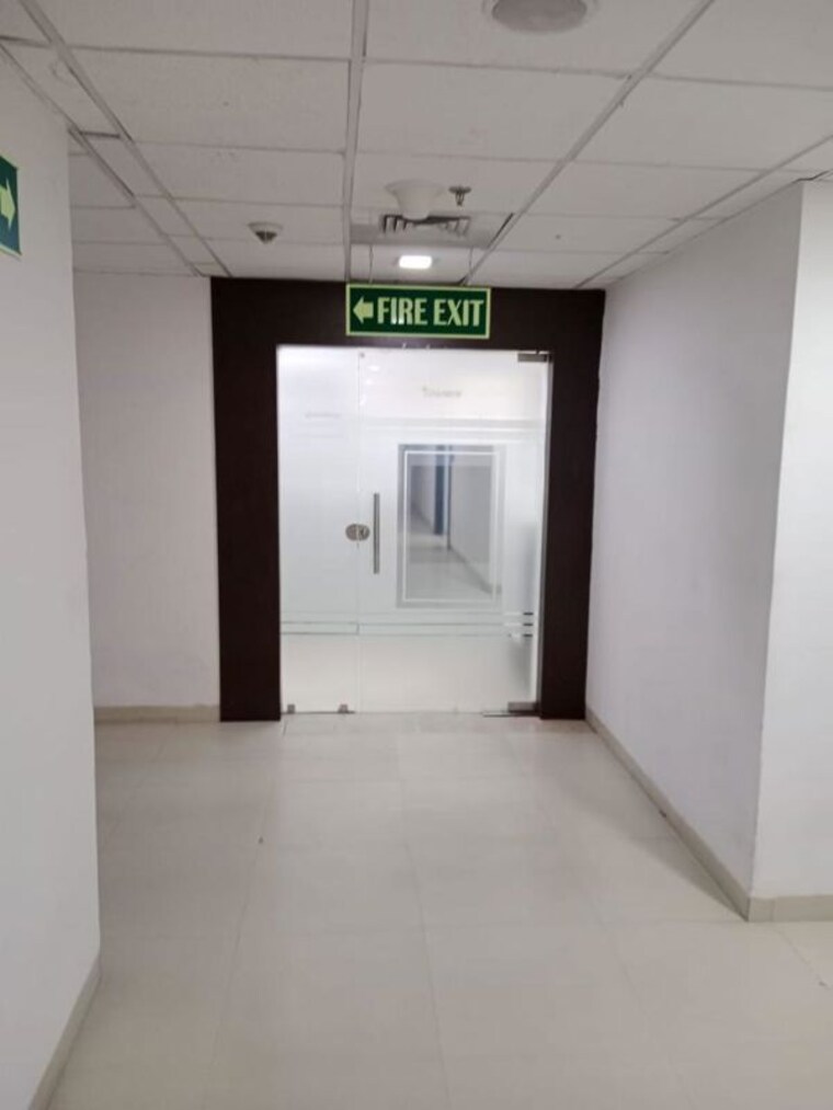 Room, sector 63 Commercial Office Space in IT/SEZ 4500 Sq.Ft. In Sector 63 Noida 9739184