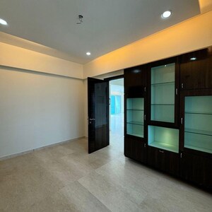 Room in 4 BHK Apartment at Raheja Atlantis, Lower Parel West – for Rent