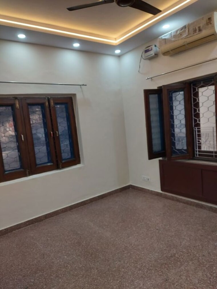 Room, asalatpur village 4 Bedroom 2725 Sq.Ft. Builder Floor In Asalatpur Village Delhi 9739355