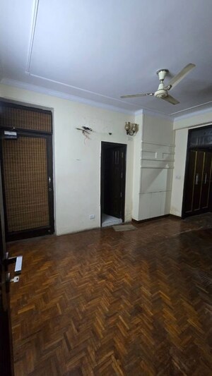 Room in 3 BHK Apartment at Sunshine Helios, Sector 78 – for Rent