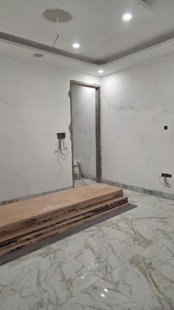 Room in 4 BHK Builder Floor at Sector 104 – for Sale