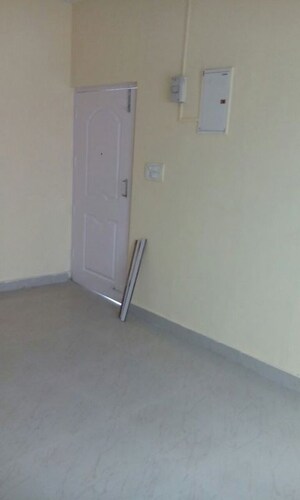 Room in 2 BHK Apartment at Greenwood Apartment, Gomti Nagar – for Rent