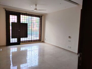 Room in 4 BHK Builder Floor at Vasant Vihar – for Rent