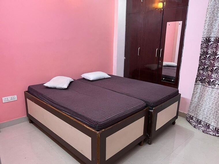 Bedroom, sector 22 1.5 Bedroom 800 Sq.Ft. Independent House In Sector 22 Noida 9740274