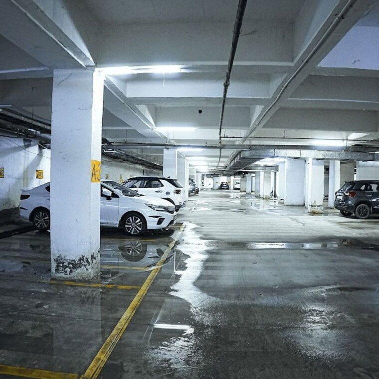  Parking, gomti nagar Pg For Girls In Gomti Nagar 9740279