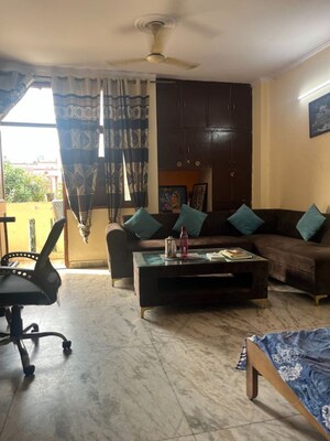 Living Room in 2.5 BHK Independent House at Sector 55 – for Rent