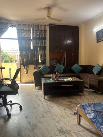 Living Room in 2.5 BHK Independent House at Sector 55 – for Rent