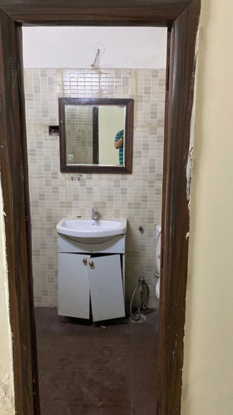 Bathroom, emaar-palm-hills 3.5 Bedroom 1450 Sq.Ft. Apartment In Sector 77 Gurgaon 9740363