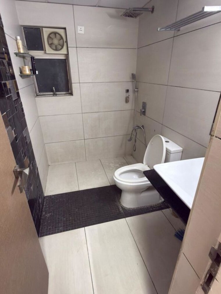 Bathroom, mantri-greens 3.5 Bedroom 2500 Sq.Ft. Apartment In Seshadripuram Bangalore 9606043
