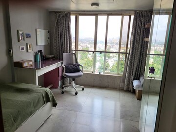 Room in 3 BHK Apartment at Bandra West – for Rent