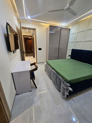 Master Bedroom in 1 BHK Builder Floor at Unitech South City 1, South City 1 – for Rent