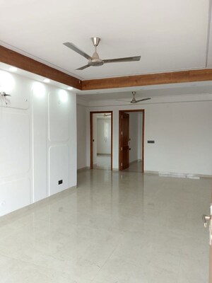 Room in 3 BHK Apartment at Oasis Apartments, Sector 55 – for Rent