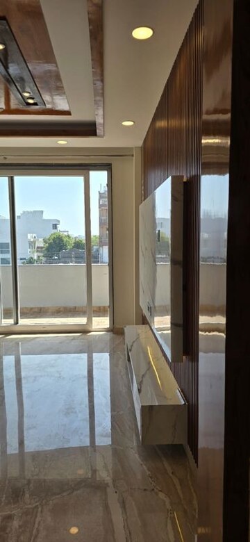 Room in 4 BHK Builder Floor at Faridabad Central – for Sale