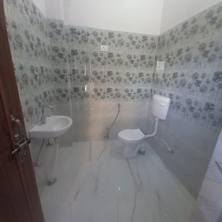 Bathroom, viram khand Commercial Showroom 900 Sq.Ft. In Viram Khand Lucknow 9741441