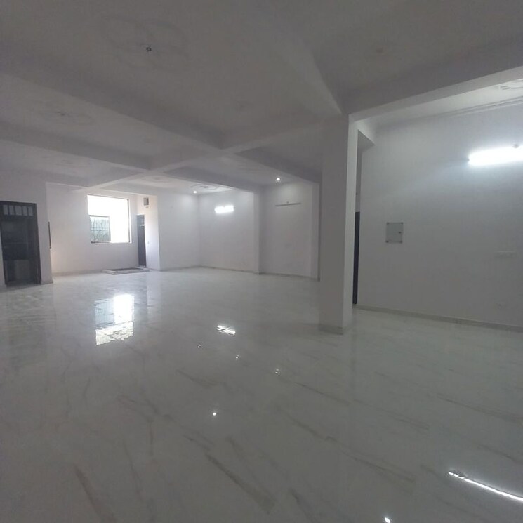 Room, viram khand Commercial Showroom 900 Sq.Ft. In Viram Khand Lucknow 9741441