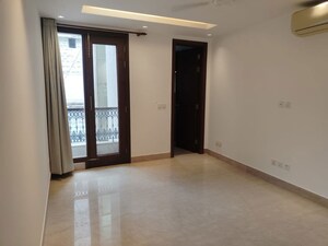 Room in 4 BHK Apartment at Vasant Vihar – for Rent