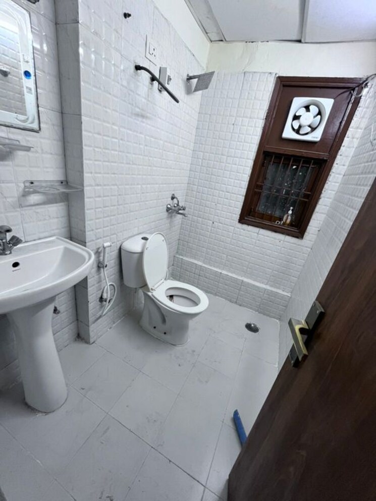 Bathroom, rps-savana 3 Bedroom 1416 Sq.Ft. Apartment In Sector 88 Faridabad 9741490