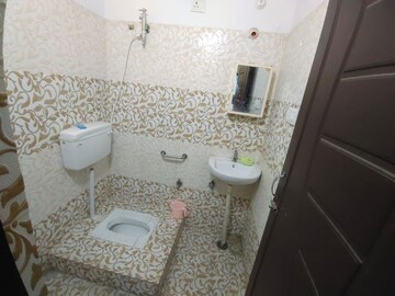Bathroom in 6+ BHK Builder Floor at Mehdipatnam – for Sale