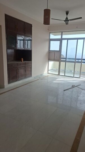 Room in 2 BHK Apartment at Ansal Sushant Estate, Sector 52 – for Rent